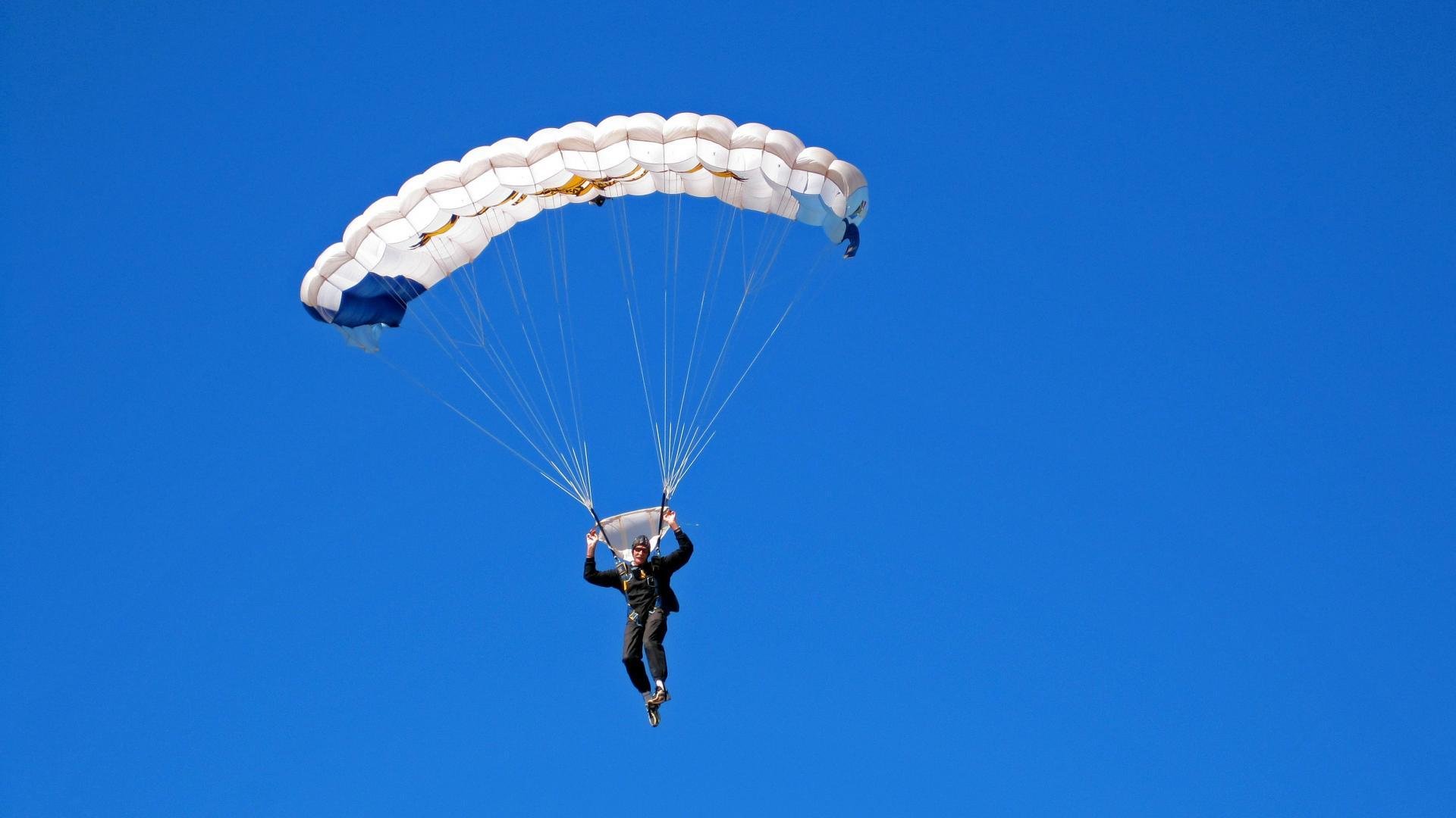 空中雪地摩托，雪域中的速度狂欢，雪地摩托场地