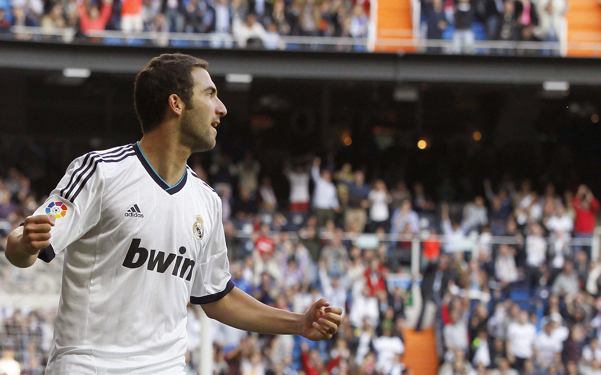 萨卡在对阵曼联的比赛中上演帽子戏法,萨卡踢什么位置